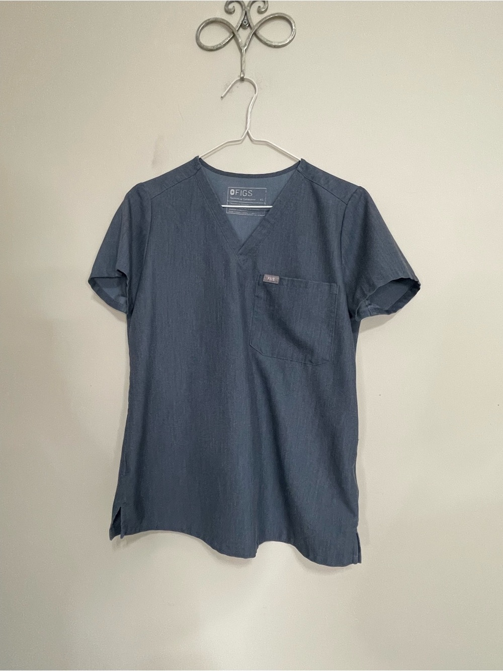 FIGS  Gray V-Neck Scrub Top - Chest Pocket Sz XXS  Medical Staff